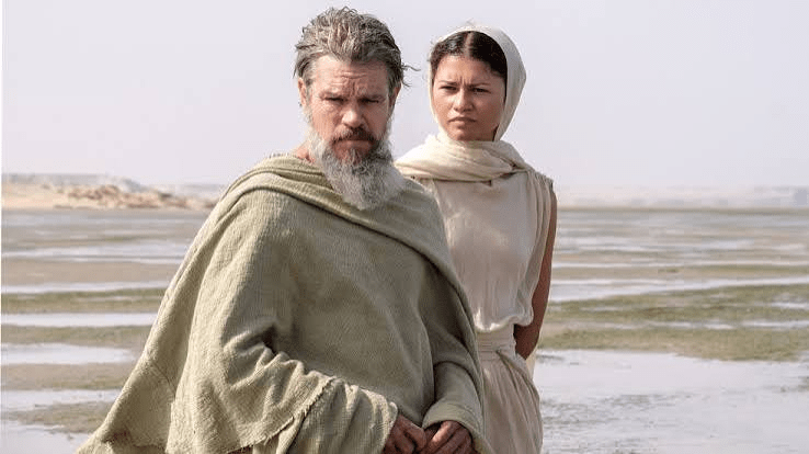 Josh Brolin e Zendaya: Uma fotografia de cena do filme Duna: Parte Dois (Dune: Part Two), mostrando os personagens Gurney Halleck e Chani em um ambiente desértico.