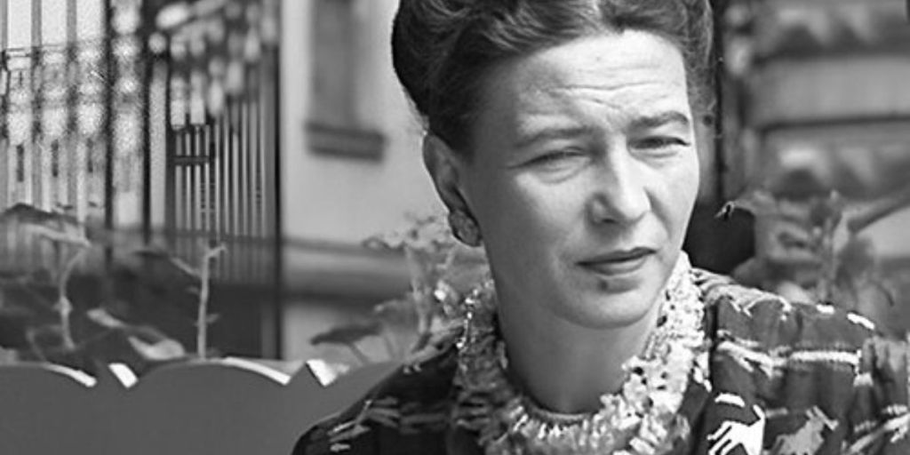 Simone de Beauvoir: Retrato em close-up em preto e branco de uma mulher olhando ligeiramente para o lado.