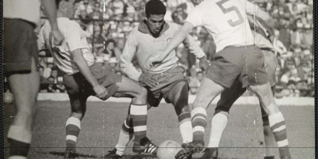 Garrincha: Fotografia em preto e branco de Garrincha durante uma partida de futebol pela Seleção Brasileira.