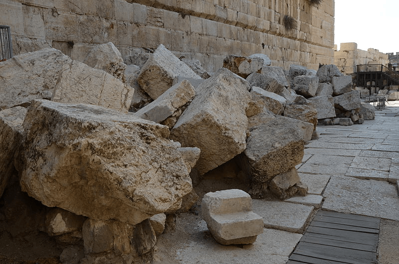 Grandes blocos de pedra caídos da muralha do Templo destruída no ano 70 d.C., localizados no Jardim Arqueológico de Jerusalém.
