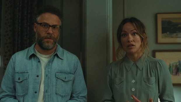 Seth Rogen, Olivia Wilde: Still do filme 'Babilônia' mostrando dois personagens com expressões de choque e surpresa.