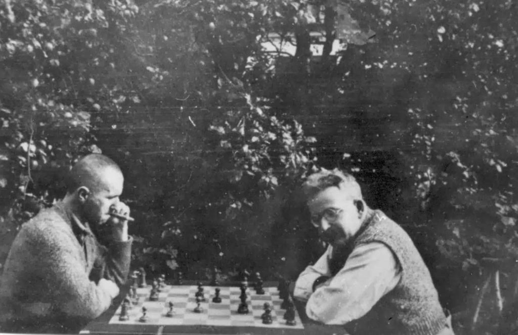 Bertolt Brecht, Walter Benjamin: Bertolt Brecht e Walter Benjamin jogando xadrez ao ar livre na Dinamarca.
