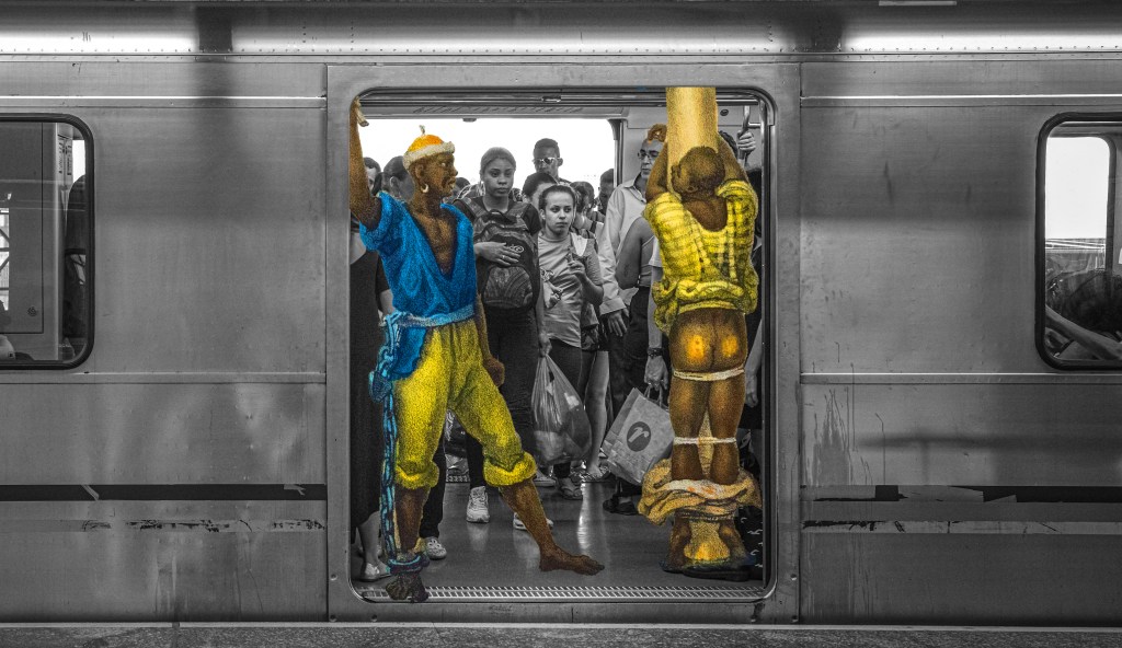 Jean-Baptiste Debret (ilustrações originais): Uma composição artística digital inserindo ilustrações coloridas de escravizados africanos do Brasil colonial dentro da porta de um vagão de metrô contemporâneo em preto e branco com passageiros reais.