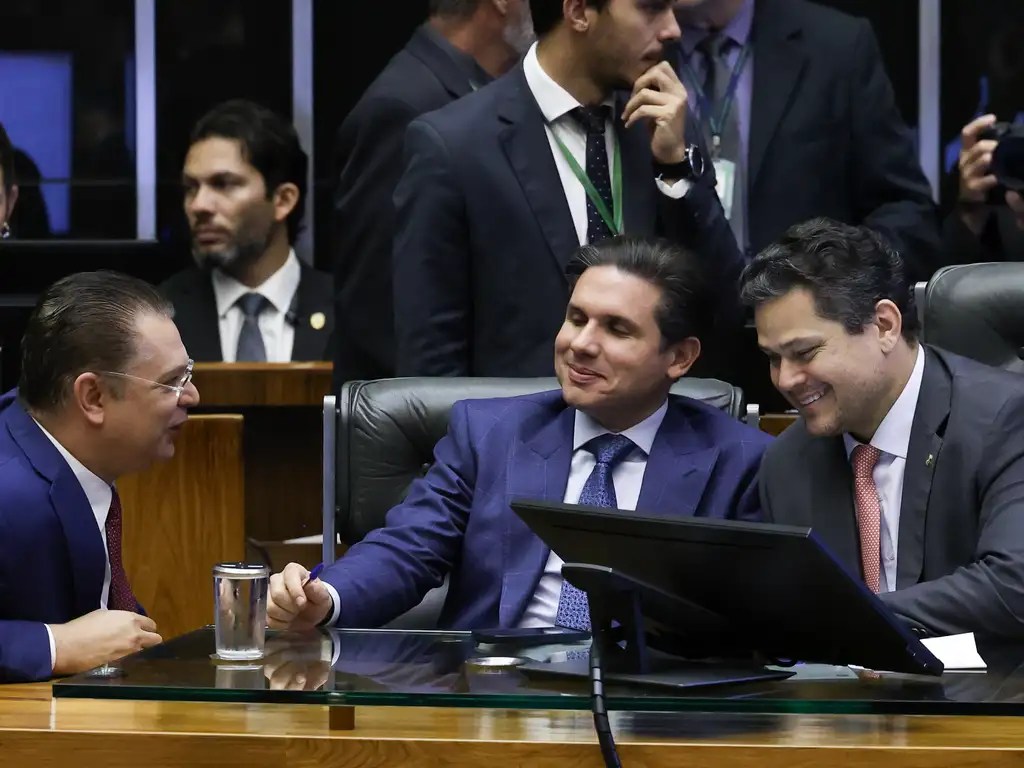 Davi Alcolumbre: Políticos brasileiros conversando e sorrindo durante uma sessão no Congresso Nacional.
