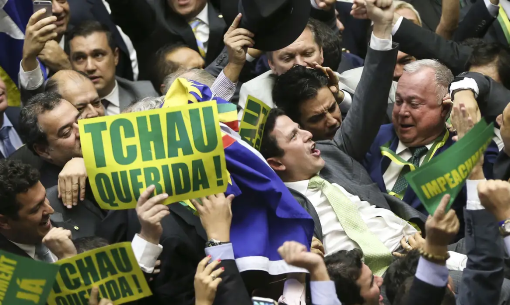 Bruno Araújo: Parlamentares brasileiros celebram durante a votação do impeachment de Dilma Rousseff na Câmara dos Deputados, com cartazes dizendo 'Tchau Querida'.