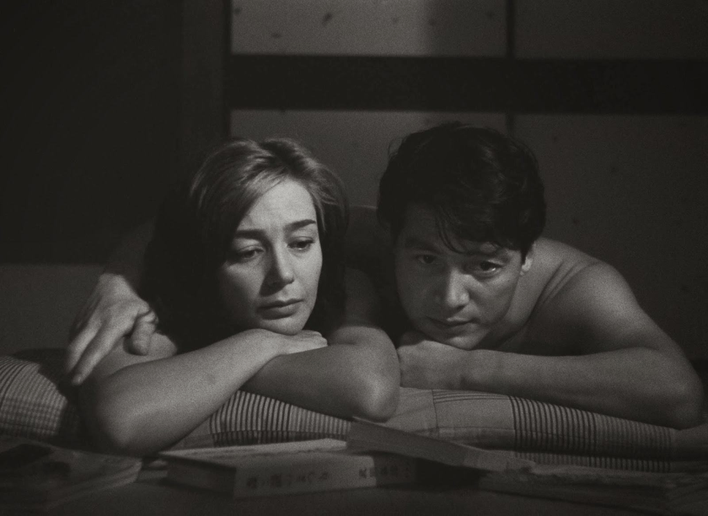 Emmanuelle Riva e Eiji Okada: Uma fotografia em preto e branco de um casal em uma cena do filme 'Hiroshima Meu Amor' (1959).