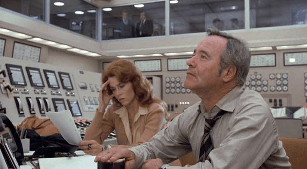 Jane Fonda, Jack Lemmon: Cena do filme The China Syndrome mostrando personagens em uma sala de controle nuclear.