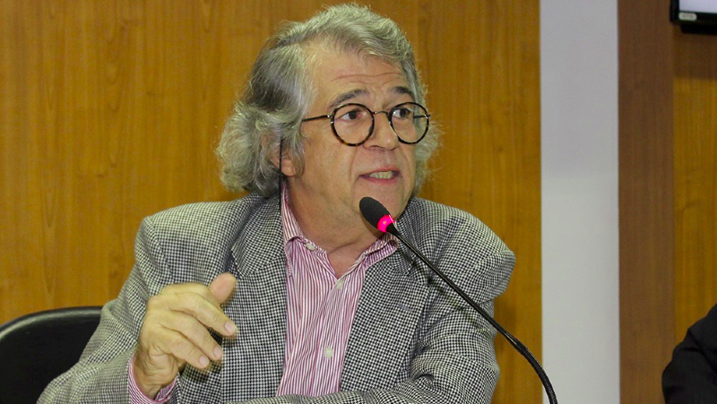 António Marujo: Homem de cabelos grisalhos e óculos falando ao microfone em um evento ou conferência.