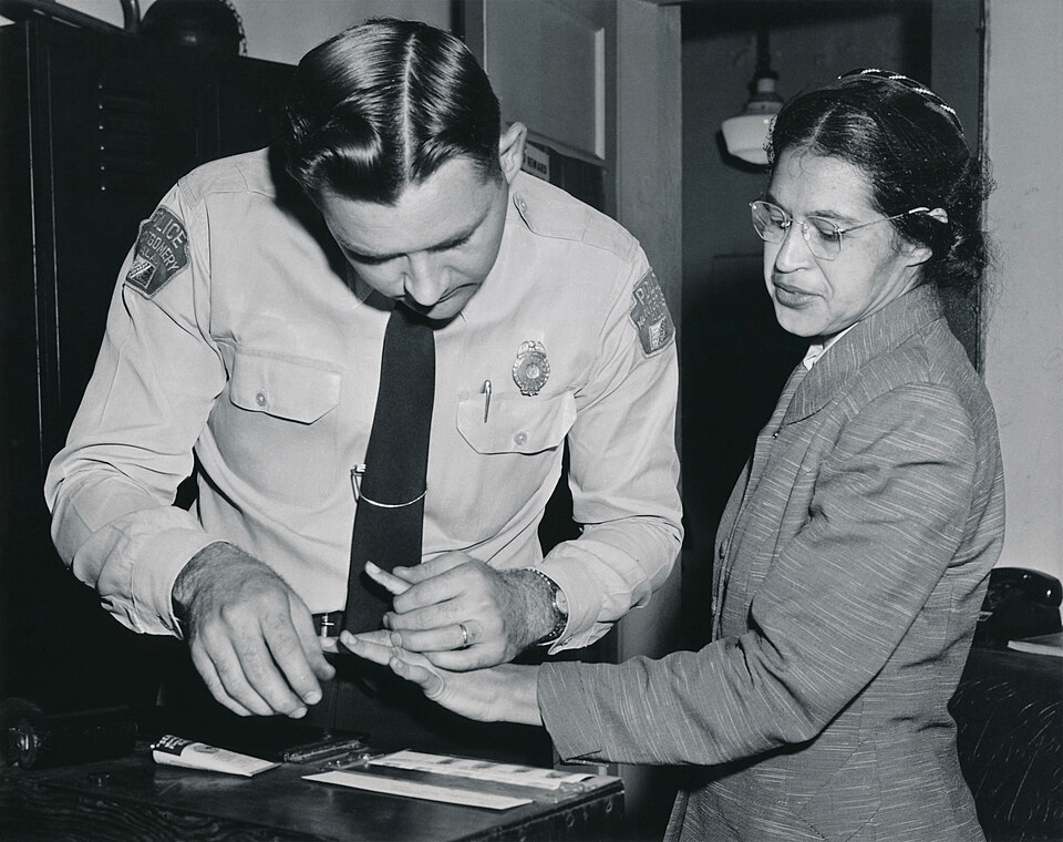 Rosa Parks: Rosa Parks sendo fichada pela polícia de Montgomery após sua prisão por se recusar a ceder seu assento no ônibus.