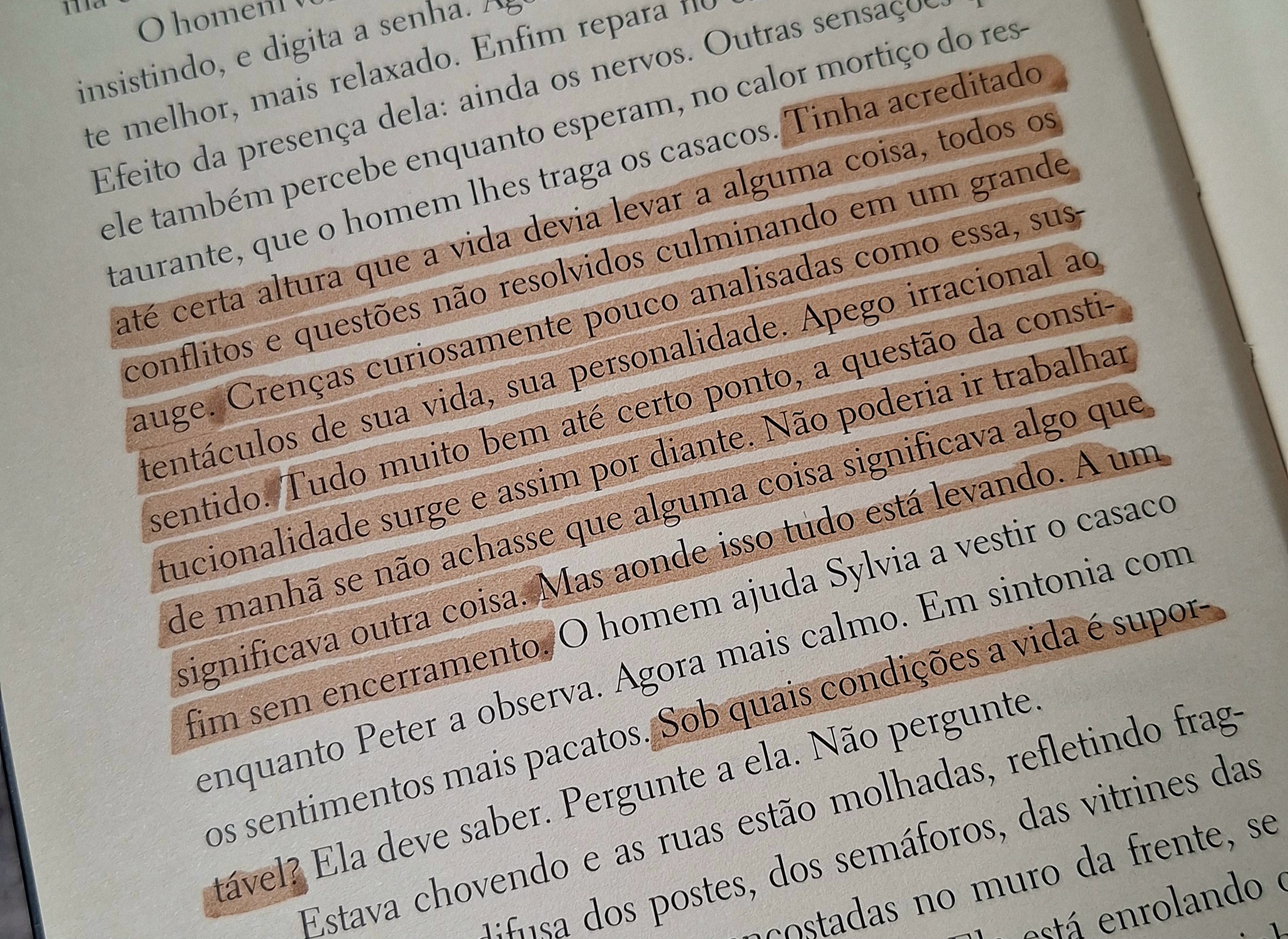 O homem ... insistindo, e digita a senha. te melhor, mais relaxado. Enfim repara Efeito da presença dela: ainda os nervos. Outras sensaç ele também percebe enquanto esperam, no calor mortiço do restaurante, que o homem lhes traga os casacos. Tinha acreditado até certa altura que a vida devia levar a alguma coisa, todos os conflitos e questões não resolvidos culminando em um grande auge. Crenças curiosamente pouco analisadas como essa, sustentáculos de sua vida, sua personalidade. Apego irracional ao sentido. Tudo muito bem até certo ponto, a questão da constitucionalidade surge e assim por diante. Não poderia ir trabalhar de manhã se não achasse que alguma coisa significava algo que significava outra coisa. Mas aonde isso tudo está levando. A um fim sem encerramento. O homem ajuda Sylvia a vestir o casaco enquanto Peter a observa. Agora mais calmo. Em sintonia com os sentimentos mais pacatos. Sob quais condições a vida é suportável? Ela deve saber. Pergunte a ela. Não pergunte.
Estava chovendo e as ruas estão molhadas, refletindo frag- difusa dos postes, dos semáforos, das vitrines das custadas no muro da frente, se está enrolando c