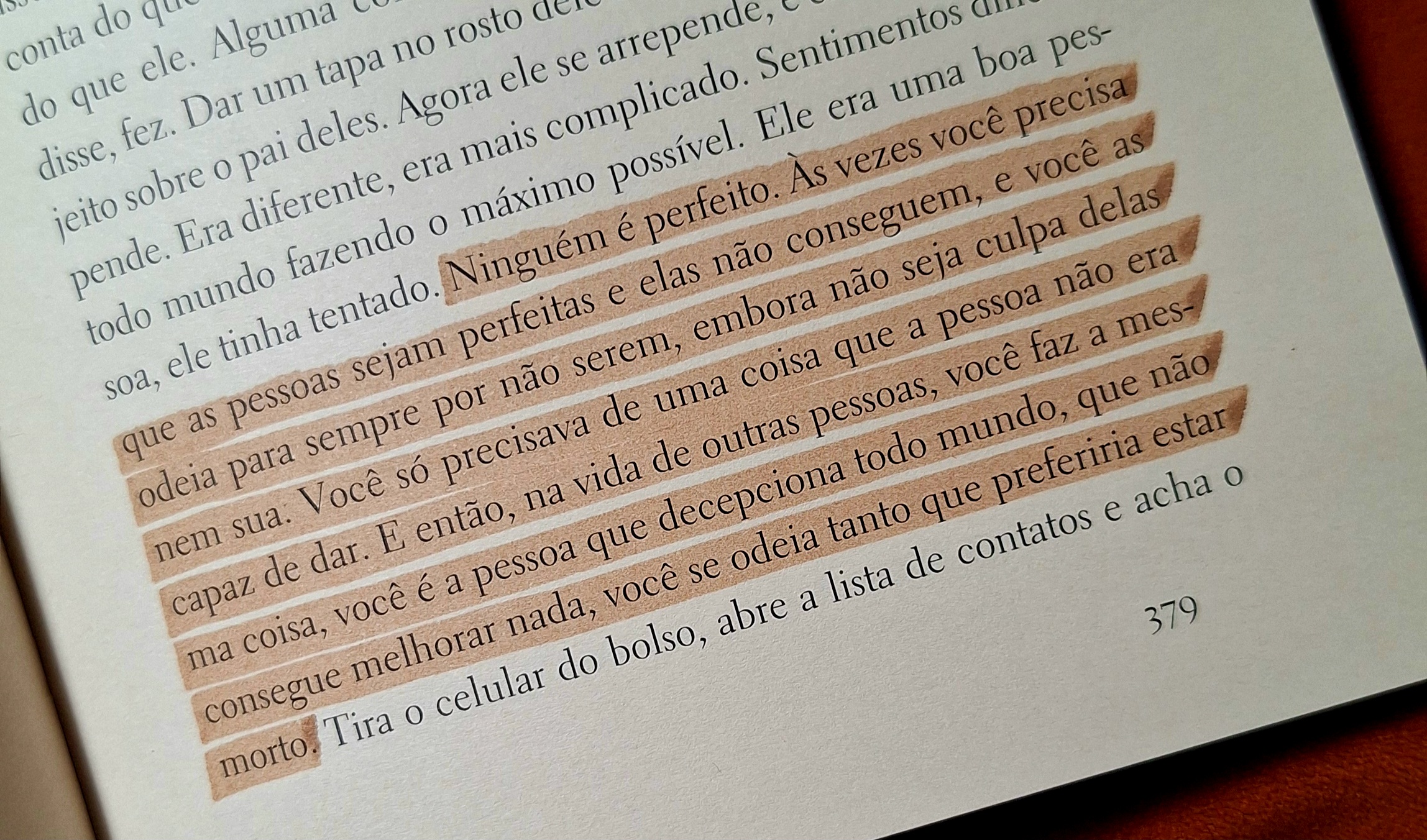 conta do que ele. Alguma vez já se arrependeu de ter dito algo, ou de algo que não disse, fez. Dar um tapa no rosto de uma pessoa, e de repente você mudava de jeito sobre o pai deles. Agora ele se arrepende, e é difícil admitir que se arrepende. Era diferente, era mais complicado. Sentimentos diferentes. Ele odiava todo mundo fazendo o máximo possível. Ele era uma boa pessoa, ou pelo menos soa, ele tinha tentado. Ninguém é perfeito. Às vezes você precisa de pessoas, e quer que as pessoas sejam perfeitas e elas não conseguem, e você as odeia, as odeia para sempre por não serem, embora não seja culpa delas, nem sua. Você só precisava de uma coisa que a pessoa não era capaz de dar. E então, na vida de outras pessoas, você faz a mesma coisa, você é a pessoa que decepciona todo mundo, que não consegue melhorar nada, você se odeia tanto que preferiria estar morto. Tira o celular do bolso, abre a lista de contatos e acha o número dele.

379