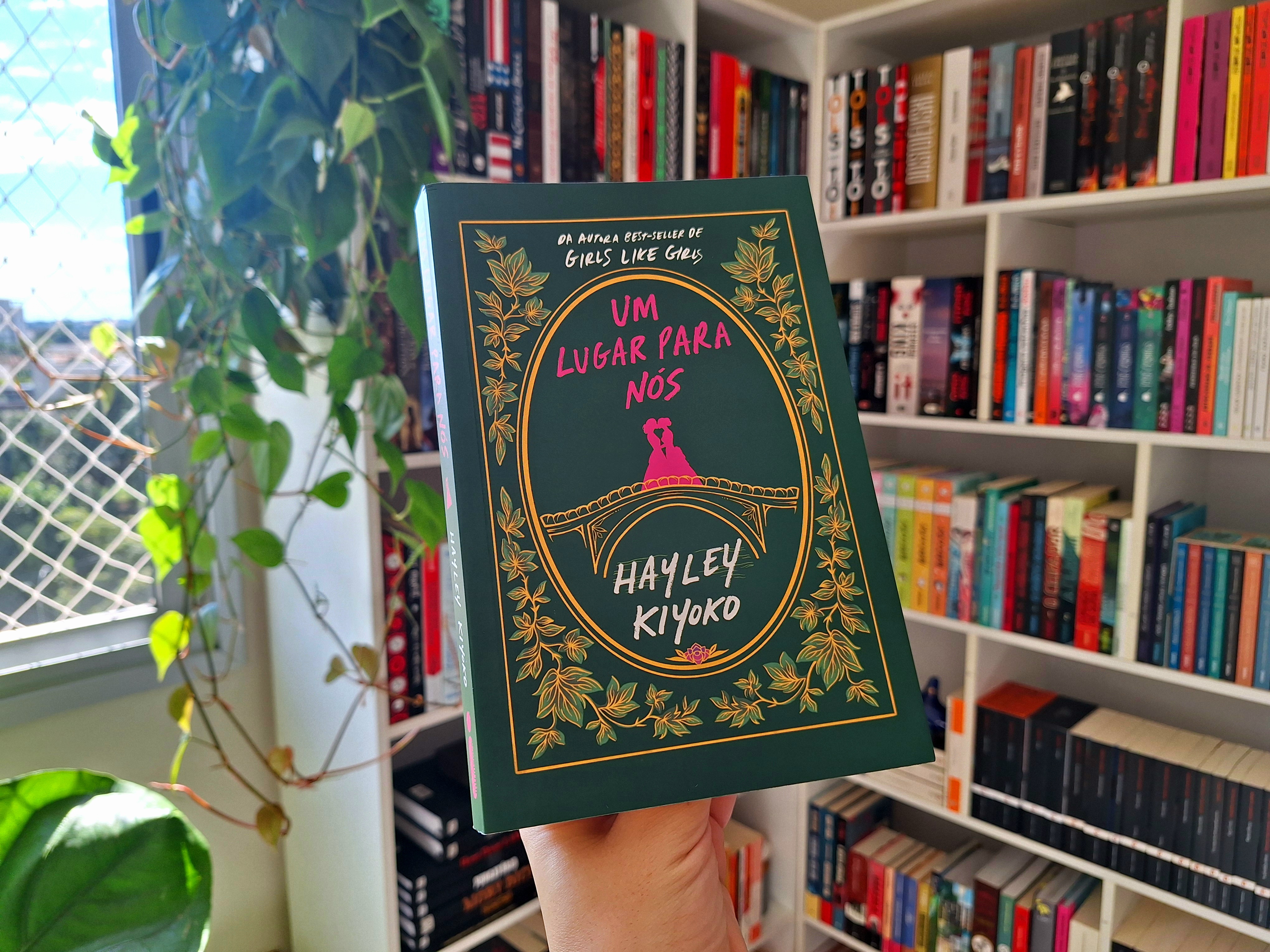 Capa do livro Um lugar para nós de Hayley Kiyoko