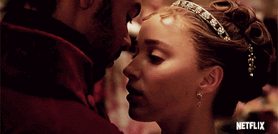 Phoebe Dynevor, Regé-Jean Page: Close de um casal em trajes de época prestes a se beijar em uma cena da série Bridgerton