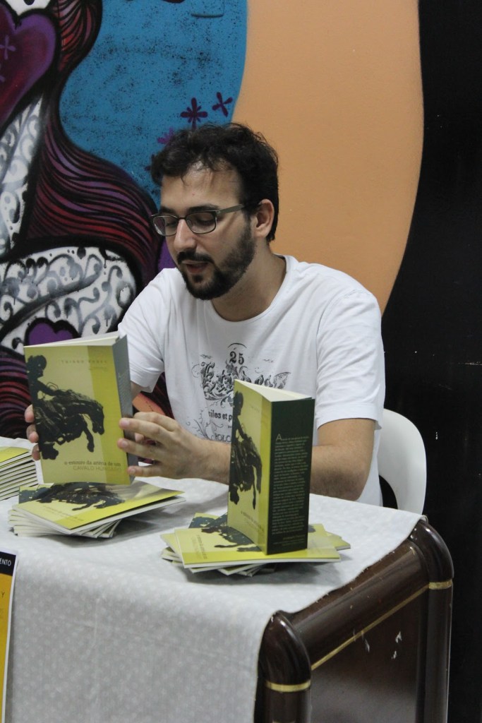 thiago e seu livro