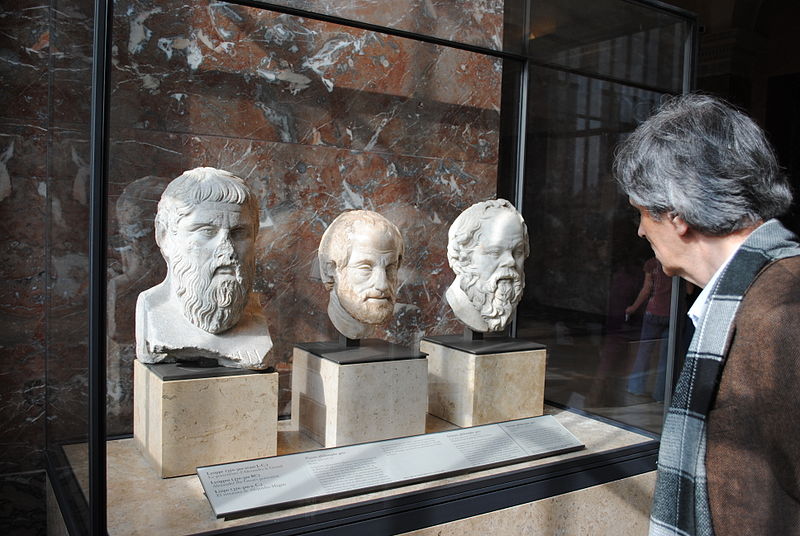 800px-Bracinha_no_Louvre