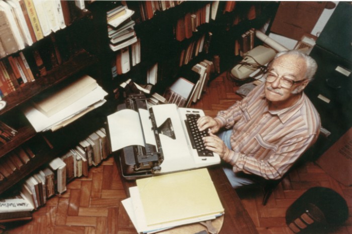 antonio-Callado-em-mesinha-na-maquina-de-escrever-012-e1355936385717