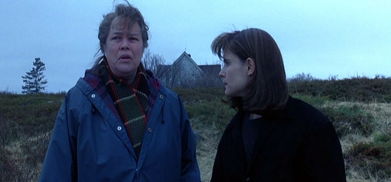 Dolores-Claiborne_Kathy-Bates_Jennifer-Jason-Leigh_blue-coat.bmp