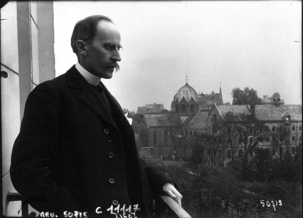 Romain_Rolland_au_balcon,_Meurisse,_1914,_source