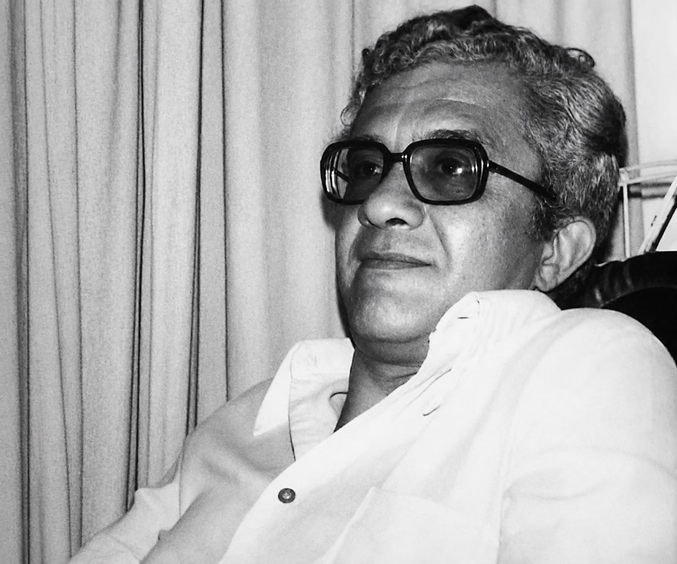 Gabriel García Márquez: Retrato em preto e branco de um homem de óculos e camisa clara, olhando levemente para o lado.