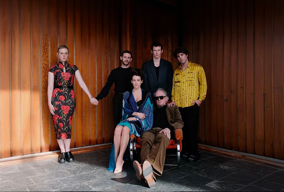 Elle Fanning, Jamie Bell, Riley Keough, Callum Turner, Alessandro Nivola, Frank Loggia: Retrato em grupo do elenco e diretor de um filme em um ambiente com paredes de madeira.