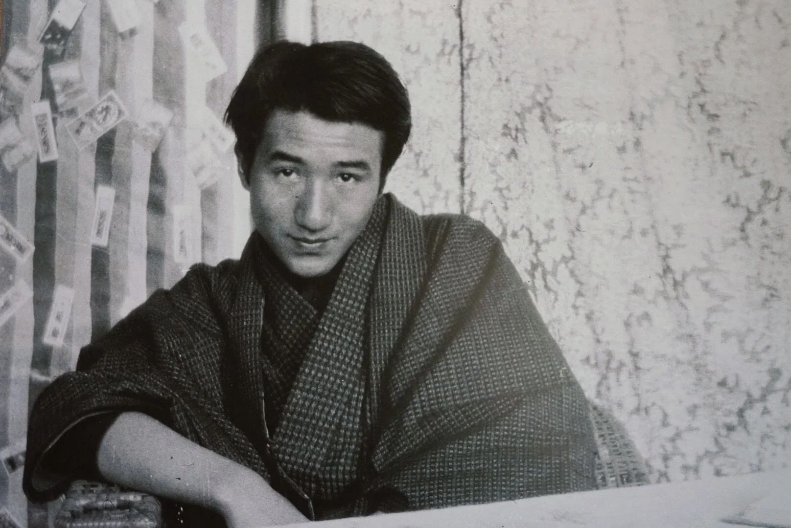 Osamu Dazai: Retrato vintage em preto e branco de um jovem japonês vestindo um quimono estampado.